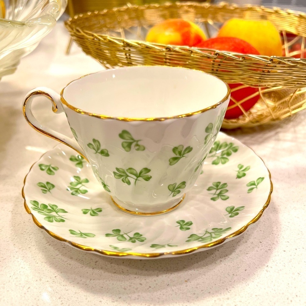 Shamrock White (Swirl Rim)
by AYNSLEY, JOHN